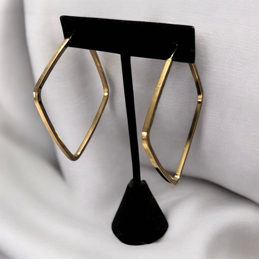 True To Form Gold Tone Square Hoop Earrings 2 10$